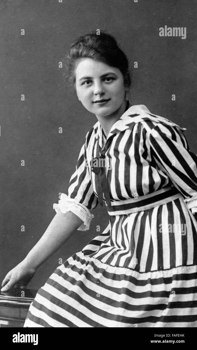 Junge Frau in einem gestreiften Kleid, Deutschland 1920er Jahre. Young  woman in a striped dress, Germany 1920s Stock Photo - Alamy