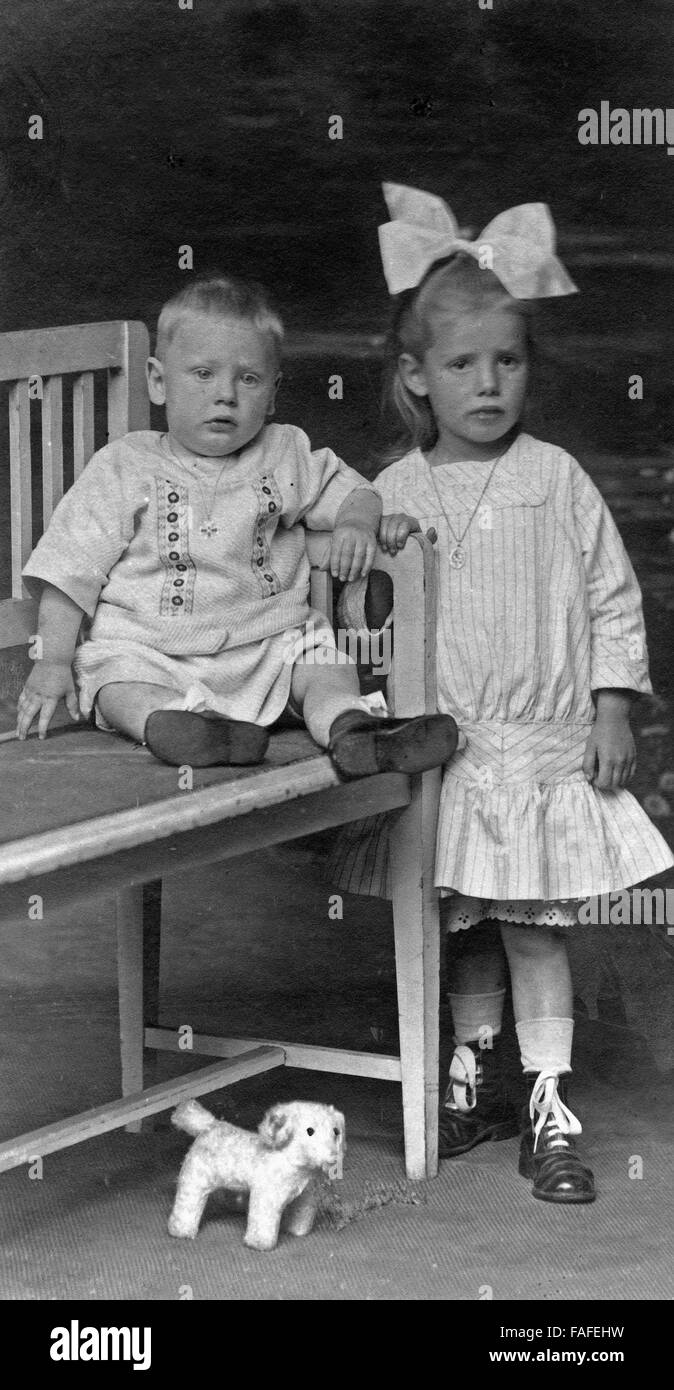 Ein Geschwisterpaar beim Fotografen, Deutschland 1910er Jahre. Siblings at the photographer, Germany 1910s. Stock Photo