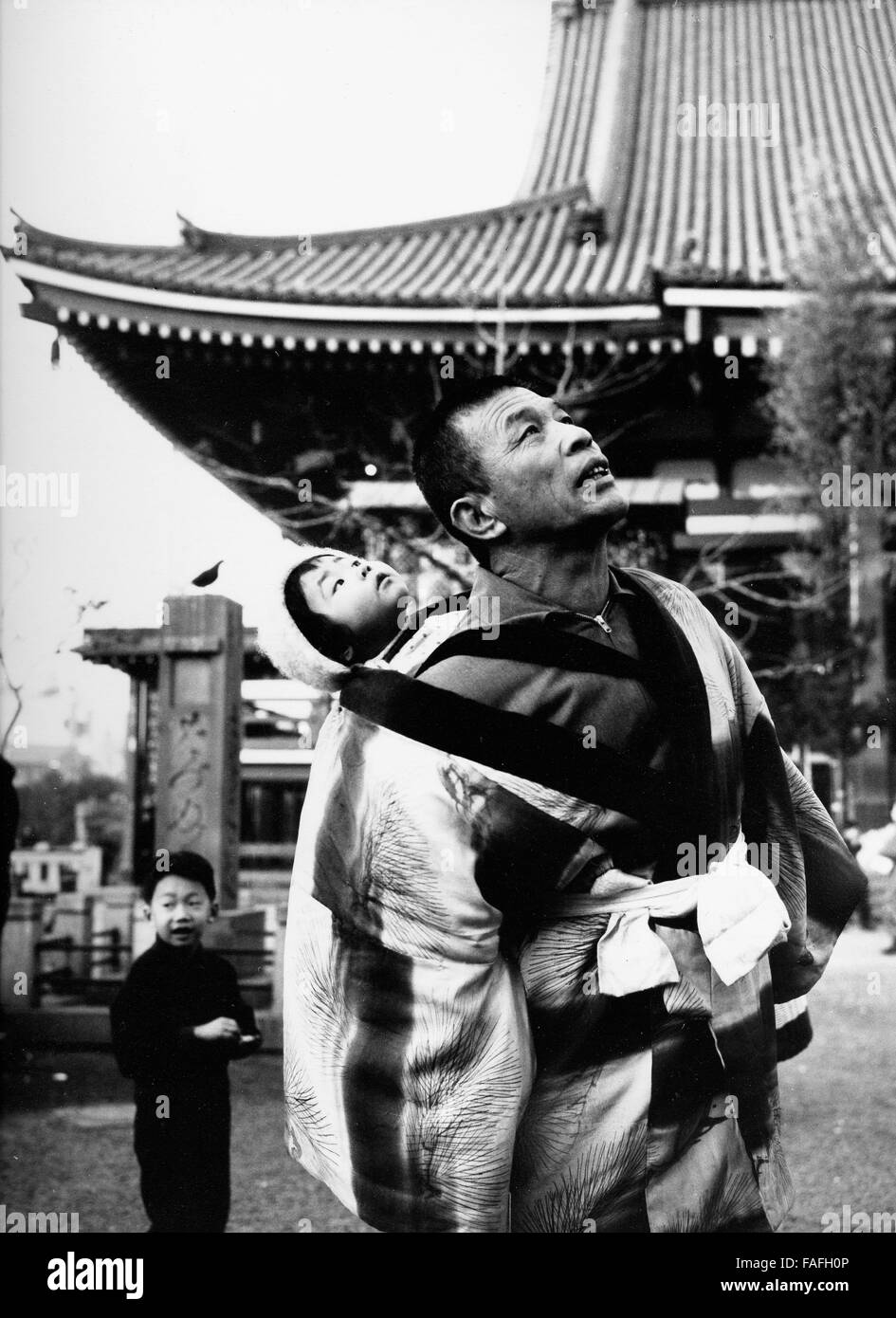 Ein Vater besucht mit seinen Kindern den Asakusa Kannon Tempel Sensoji in Tokio, Japan 1960er Jahre. A father and his children visiting Asakusa Kannon temple sensoji at Tokyo, Japan 1960s. Stock Photo