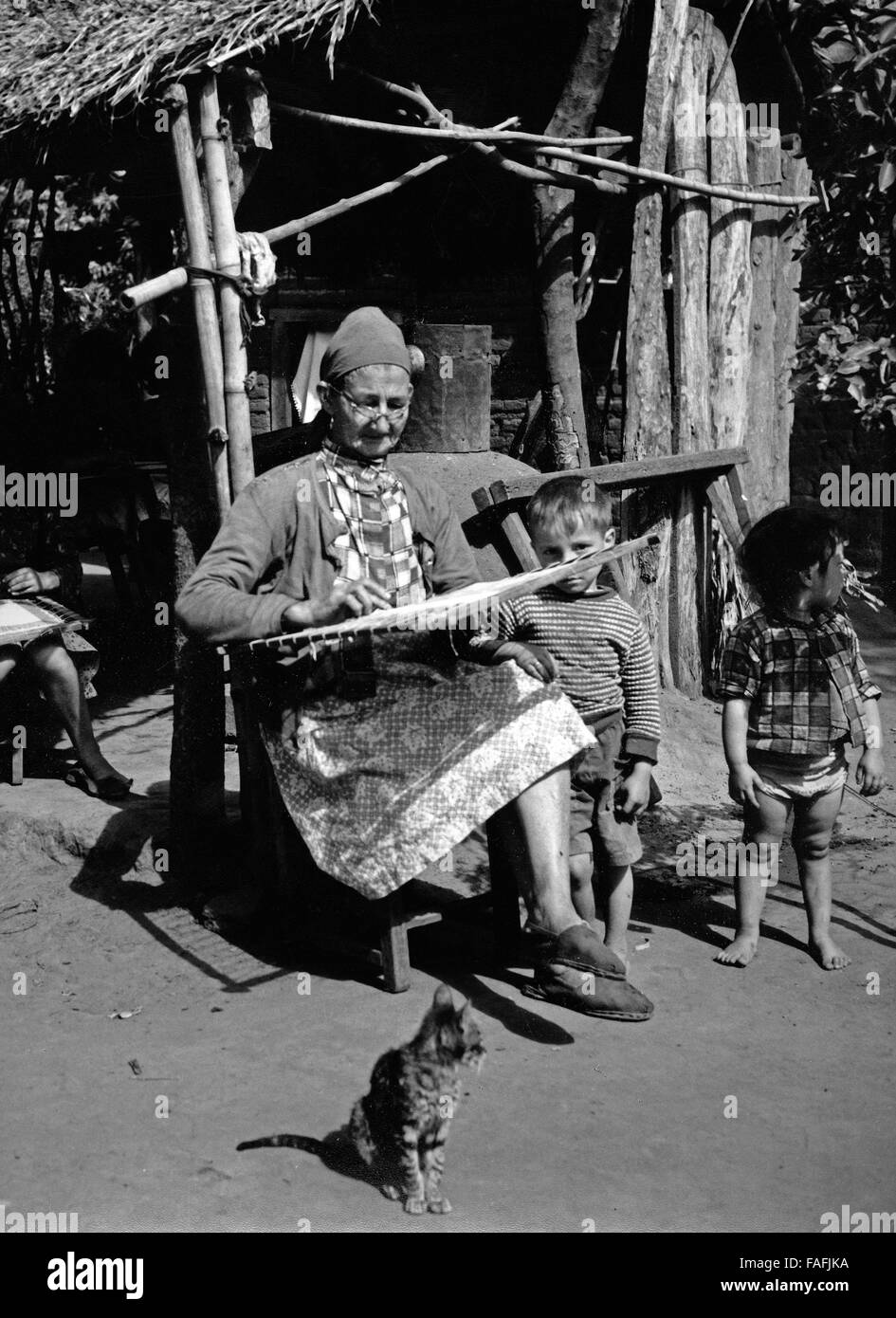 Ältere Frau beim Sticken, Paraguay 1960er Jahre. Elder lady stitching, Paraguay 1960s. Stock Photo
