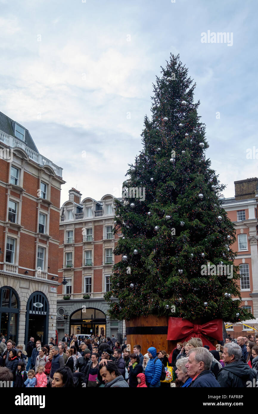 Old covent garden christmas tree hires stock photography and images