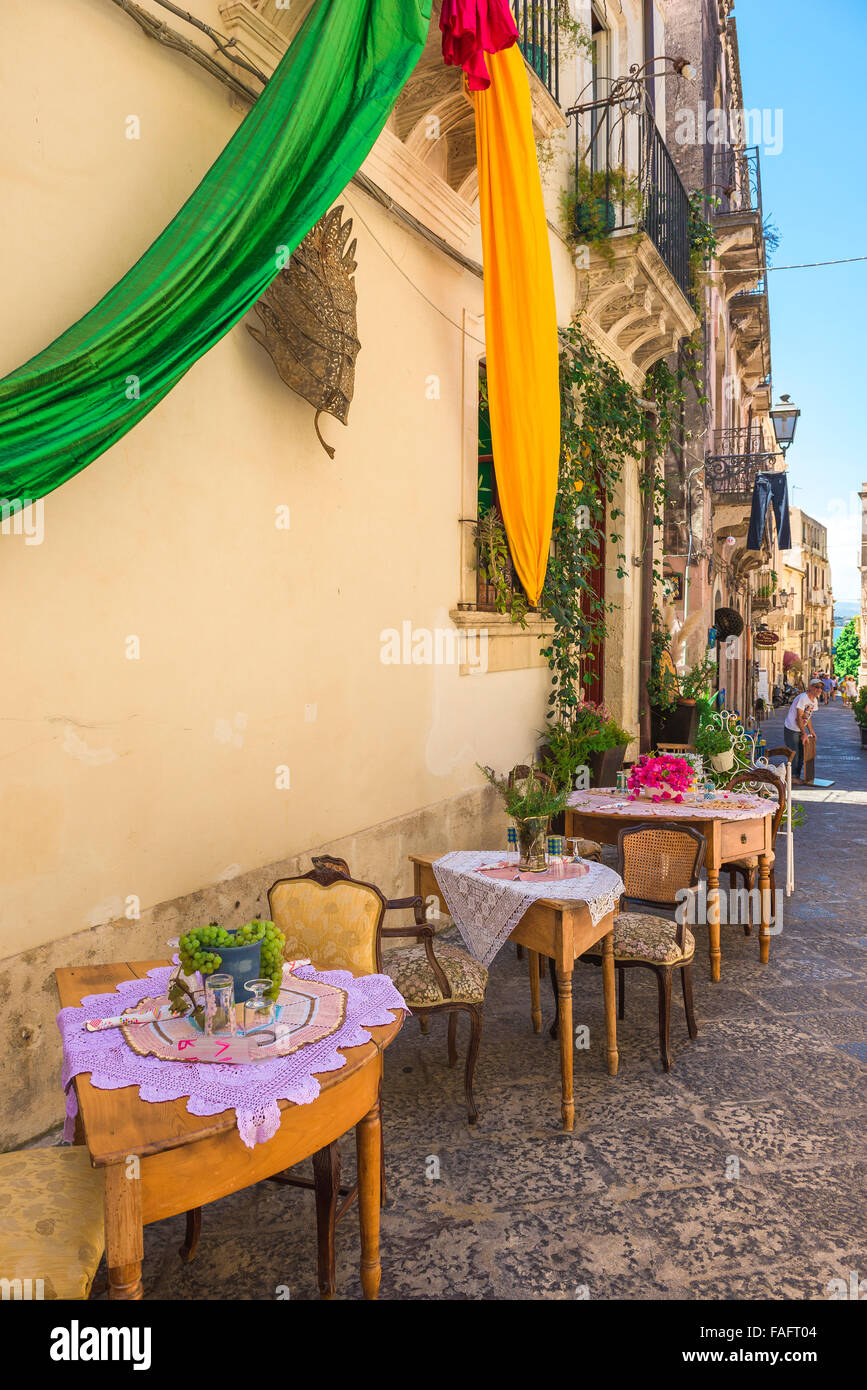 Restaurant Syracuse Sicily, view of tables outside the Trattoria La