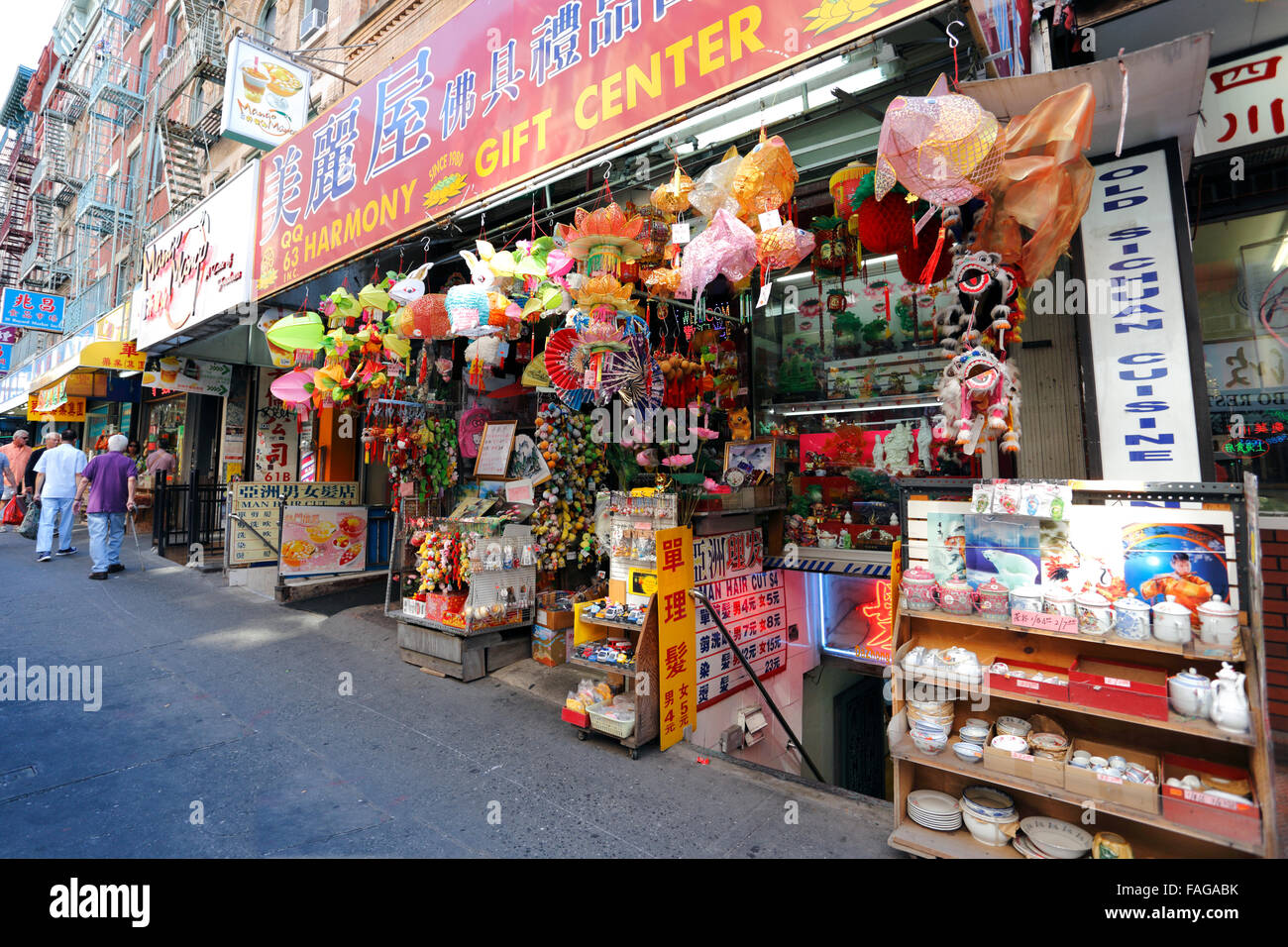 A tourist gift shop, Chinatown, New York City with many souvenir items for  sale Stock Photo - Alamy