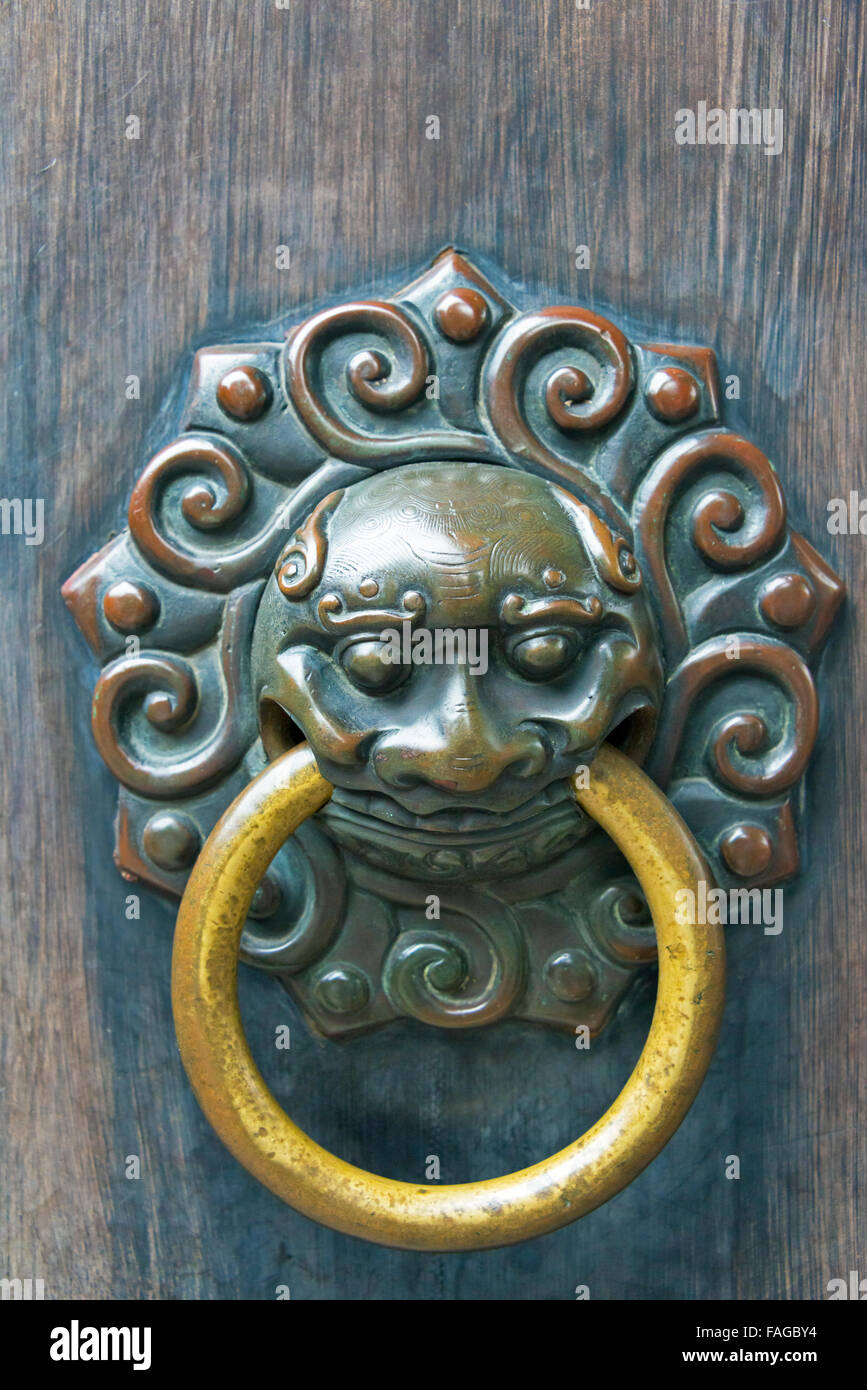 Lion knocker on the door of traditional building, Yuyuan Garden, Shanghai, China Stock Photo