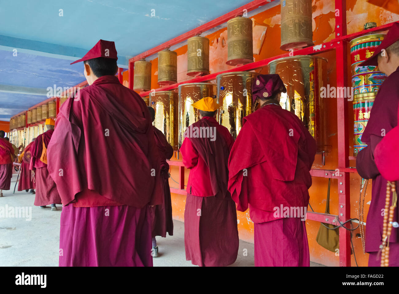 Pilgrims praying in Seda Larong Wuming Buddhist Institute, Garze Tibetan Autonomous Prefecture, Sichuan Province, China Stock Photo
