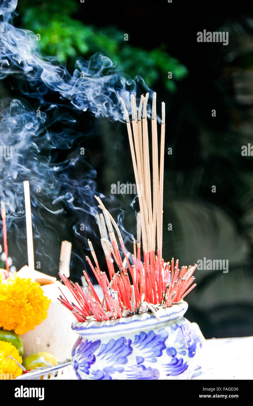 Burn incense and worship buddha hires stock photography and images Alamy