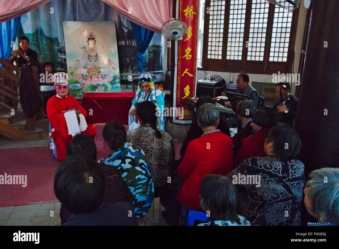 People enjoying local opera, Huai Ju, Huai'an, Jiangsu Province, China Stock Photo