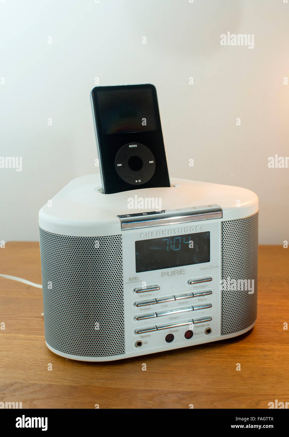 Ipod dock hi-res stock photography and images - Alamy