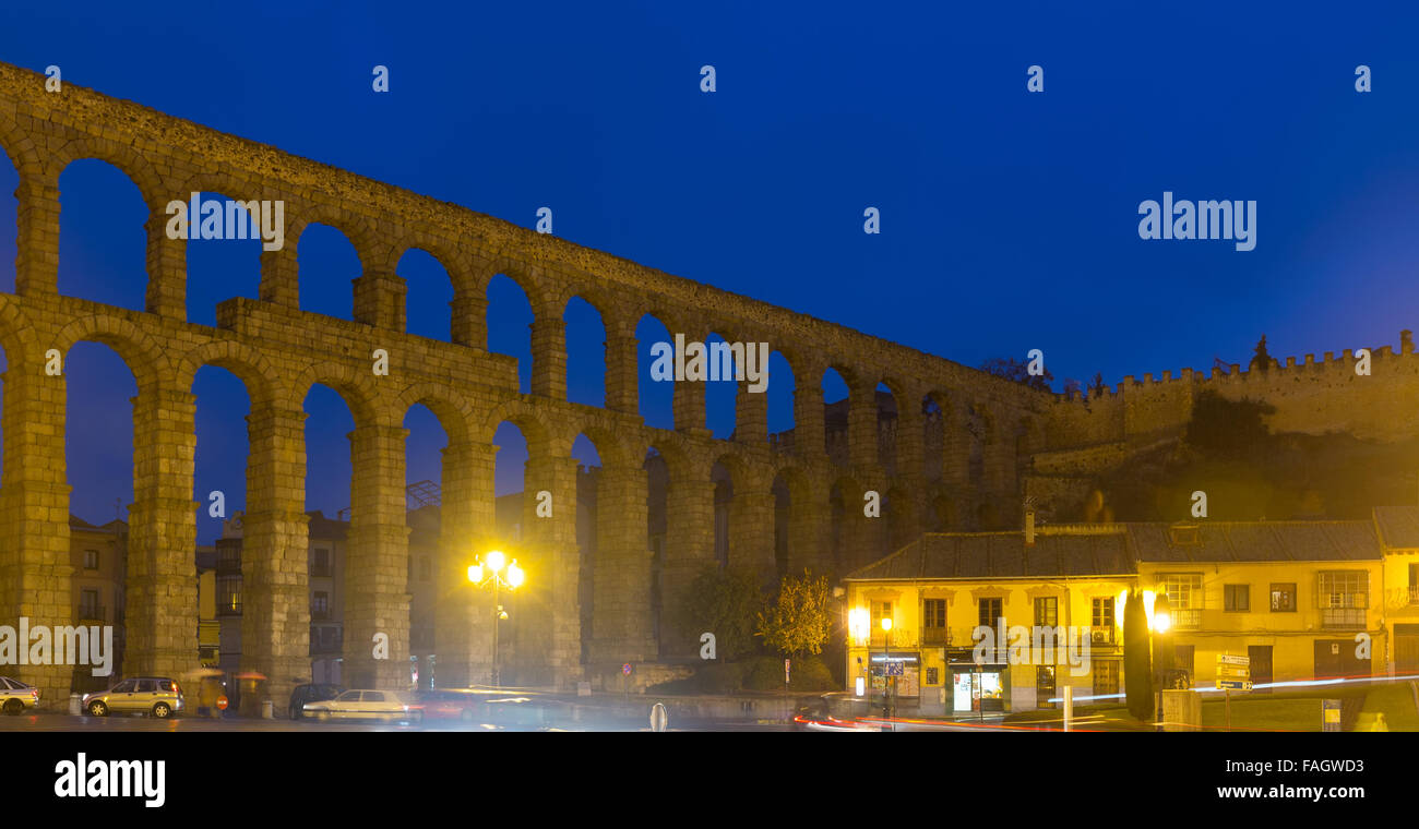 Roman aqueduct in autumn night. Segovia, Spain Stock Photo - Alamy
