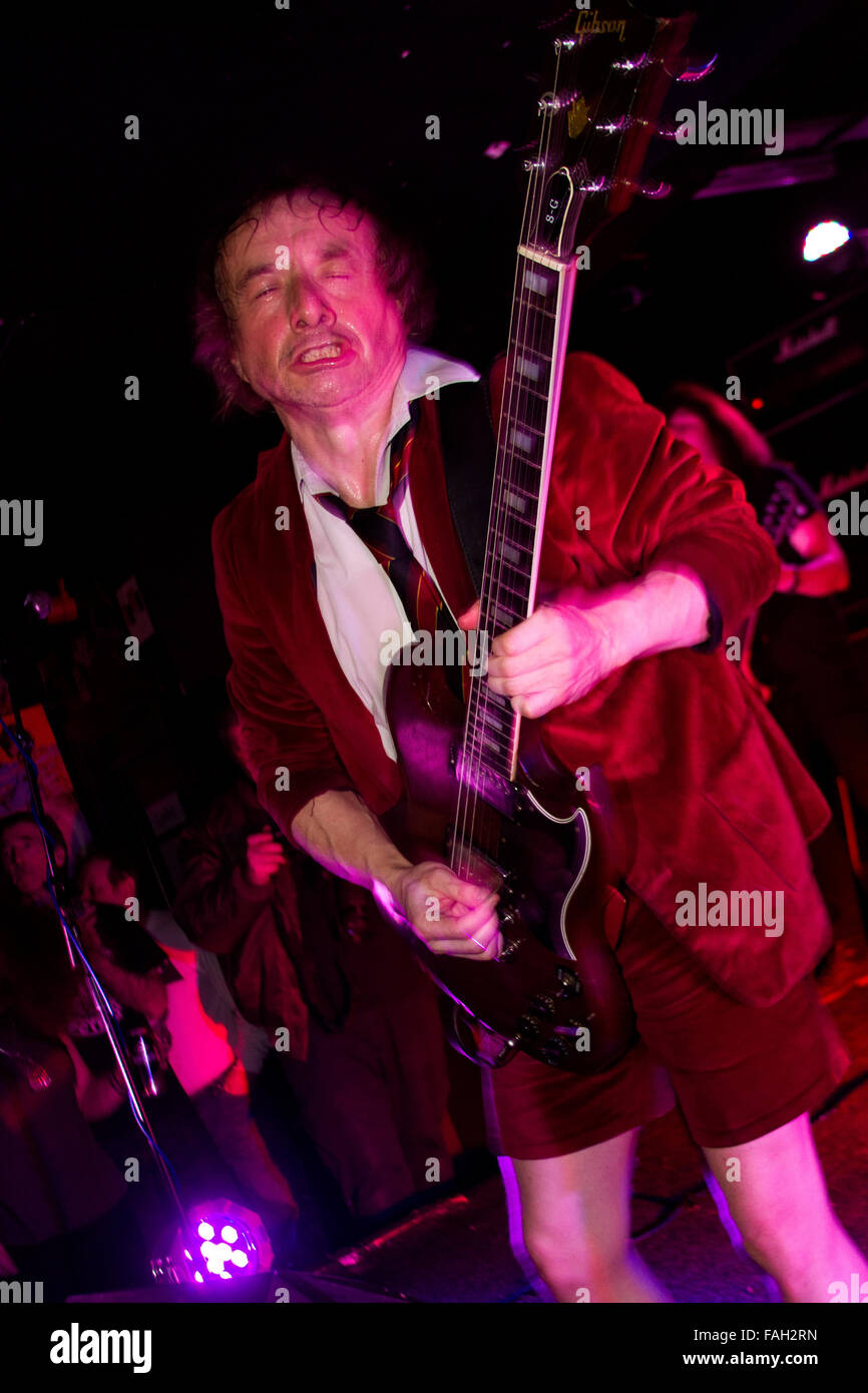 Dundee, Tayside, Scotland, UK, December 29th 2015. AC/DC Tribute rock band “AC/DC UK” play live at the Beat Generator nightclub in Dundee/ Lead guitarist Mike (Angus Young) playing his Gibson S-G Guitar. © Dundee Photographics / Alamy Live News. Stock Photo