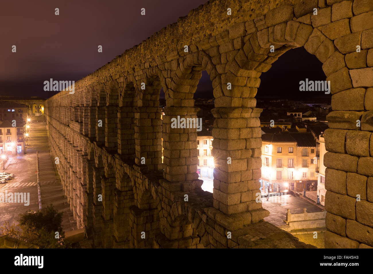 Ancient roman aqueduct in night segovia hi-res stock photography and ...