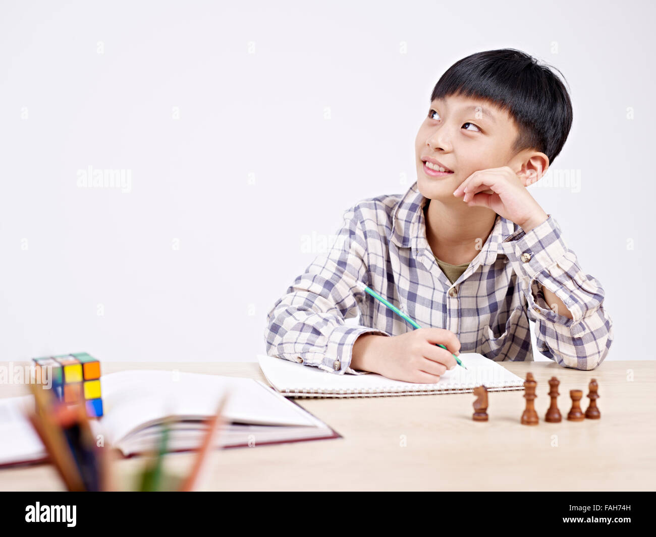 Teen boy distracting from online lesson and playing video games, scrolling  phone. Learning difficulties, online education, entertainment at home Stock  Photo - Alamy