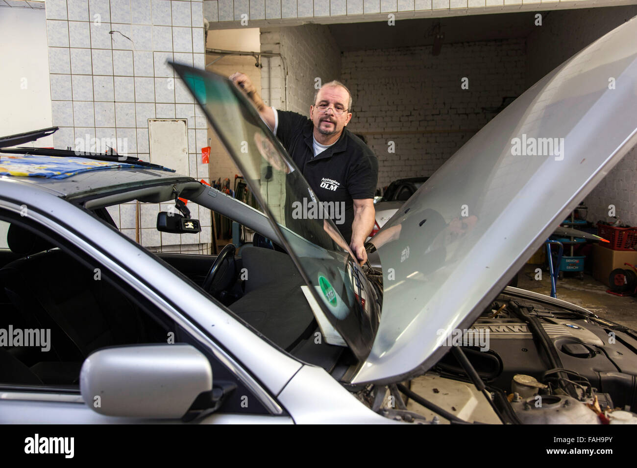 Replace the windscreen in an auto glass Stock Photo Alamy