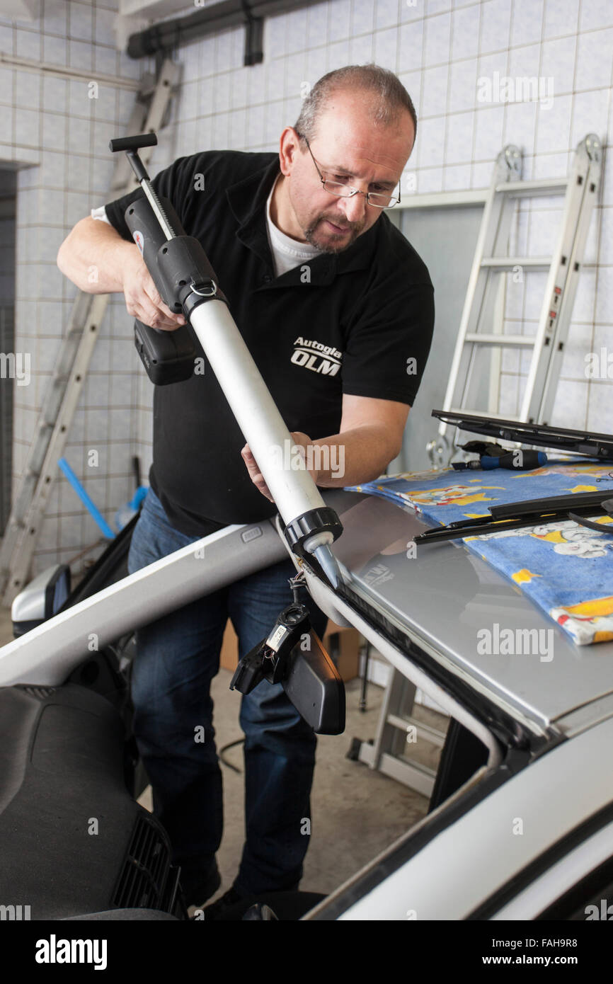 HOW DO AUTOGLASS REPLACE A WINDSCREEN visual data 6