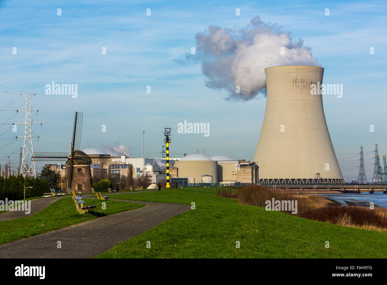 The Belgian Doel Nuclear Power Station, near Antwerp, on the Scheldt, nuclear  power plant with 4 power plant units Stock Photo - Alamy
