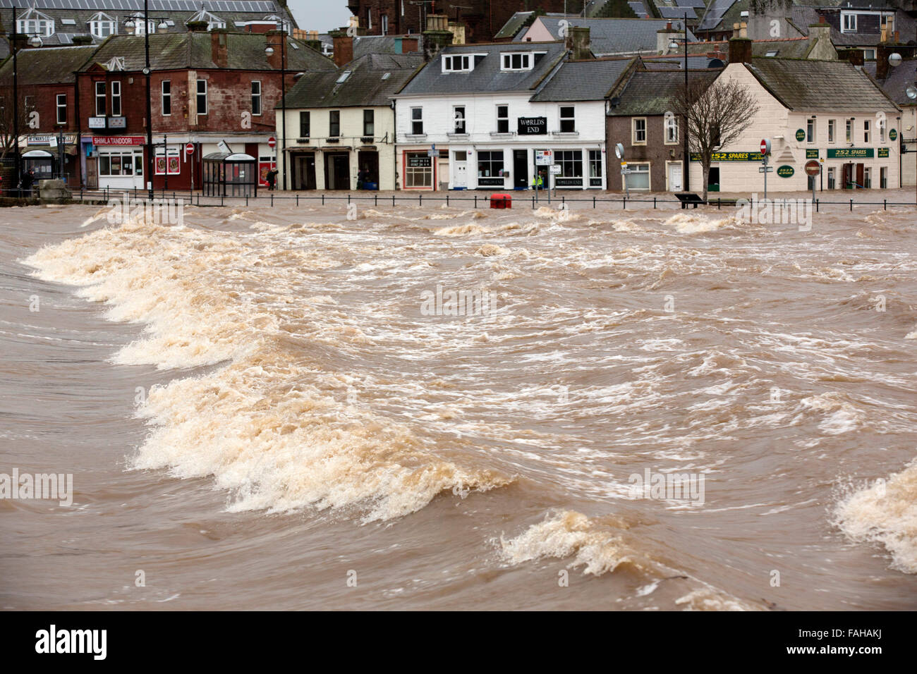 Whitesands, Dumfries, Scotland, UK. 30th Dec, 2015. 30-12-15 Looking across the Caul to the flooded properties on the Whitesands, Dumfries, Scotland Credit:  South West Images Scotland/Alamy Live News Stock Photo