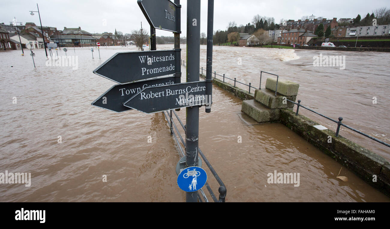 Whitesands, Dumfries, Scotland, UK. 30th Dec, 2015. 30-12-15 Looking across the Caul on the River Nith in flood, Dumfries, Scotland Credit:  South West Images Scotland/Alamy Live News Stock Photo