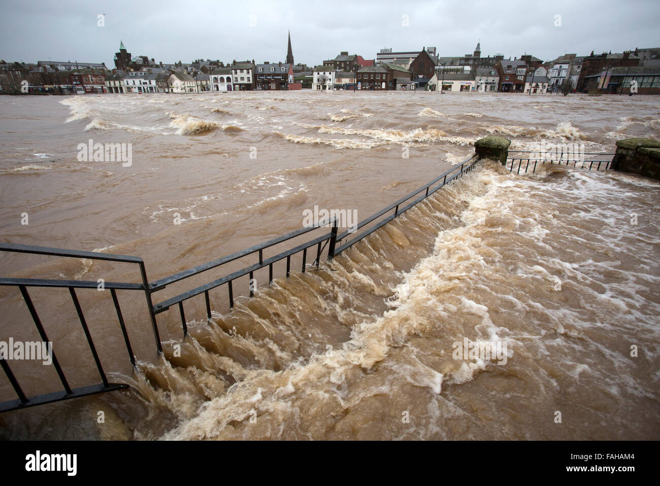 Whitesands, Dumfries, Scotland, UK. 30th Dec, 2015. 30-12-15 Looking across the Caul to the flooded properties on the Whitesands, Dumfries, Scotland Credit:  South West Images Scotland/Alamy Live News Stock Photo