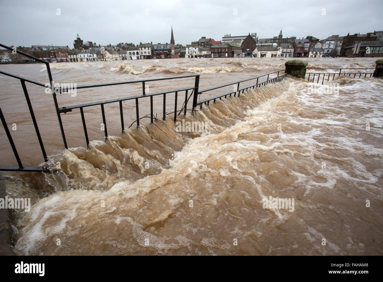 Whitesands, Dumfries, Scotland, UK. 30th Dec, 2015. 30-12-15 Looking across the Caul to the flooded properties on the Whitesands, Dumfries, Scotland Credit:  South West Images Scotland/Alamy Live News Stock Photo