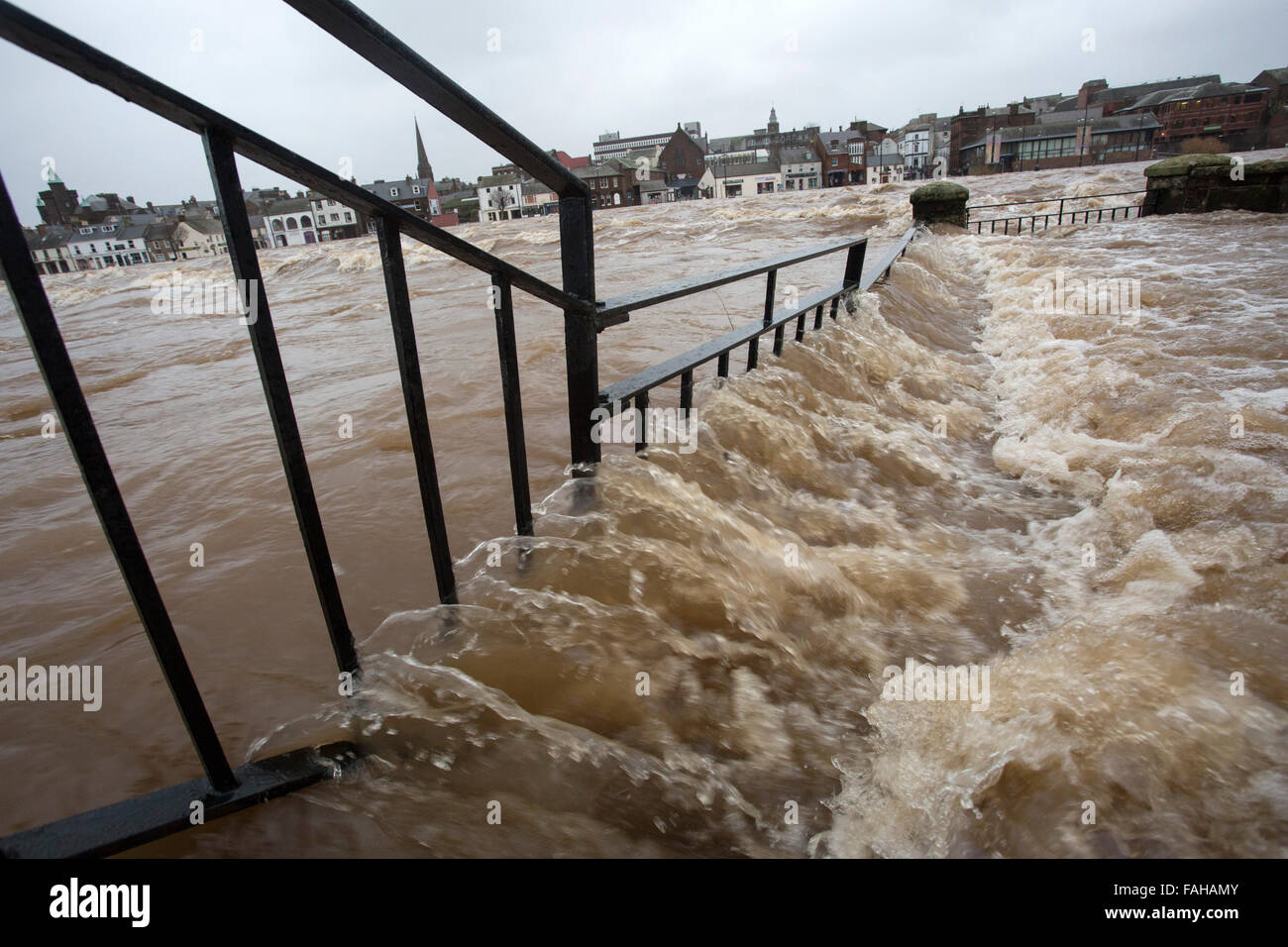 Whitesands, Dumfries, Scotland, UK. 30th Dec, 2015. 30-12-15 Looking across the Caul to the flooded properties on the Whitesands, Dumfries, Scotland Credit:  South West Images Scotland/Alamy Live News Stock Photo