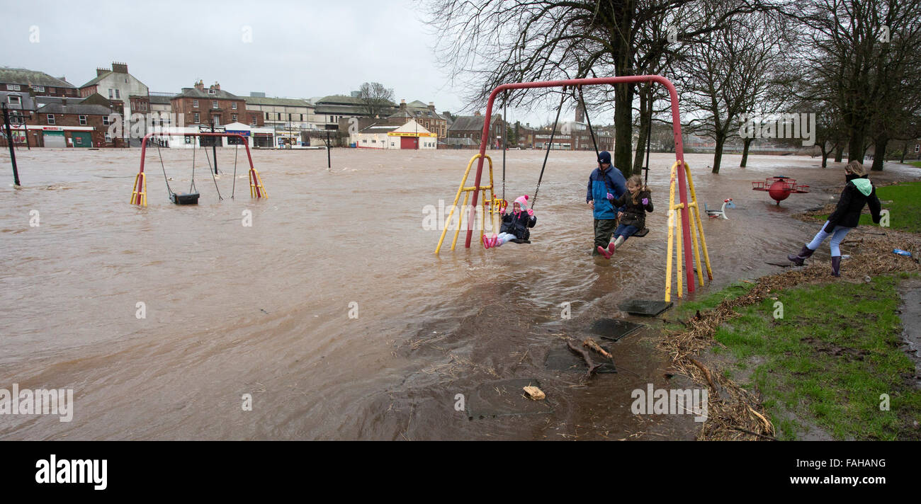 Whitesands, Dumfries, Scotland, UK. 30th Dec, 2015. 30-12-15 Looking across the River Nith to the flooded properties on the Whitesands, Dumfries, Scotland Credit:  South West Images Scotland/Alamy Live News Stock Photo