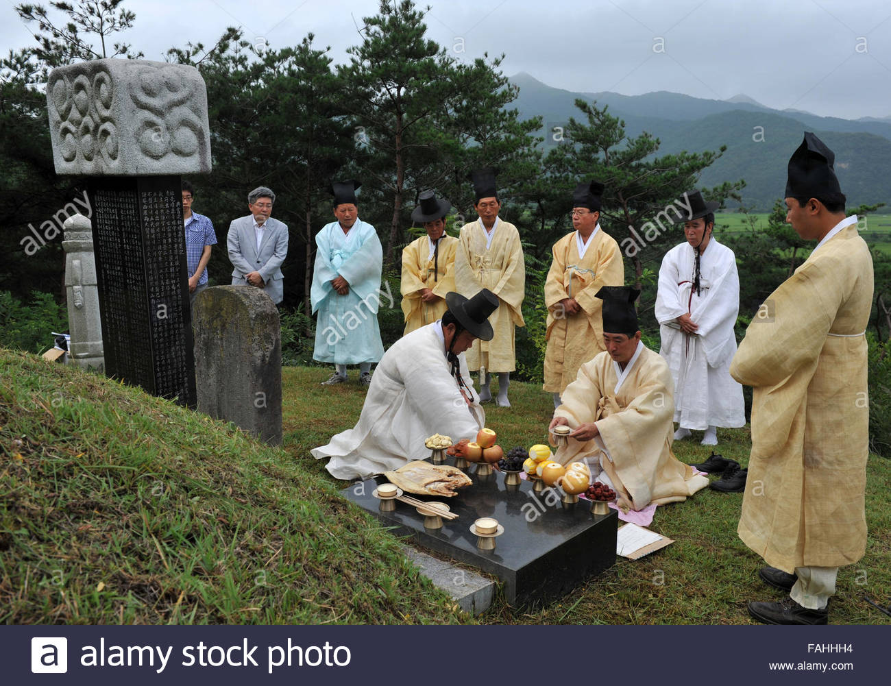 Korean Traditional Bowing Stock Photos & Korean Traditional Bowing ...
