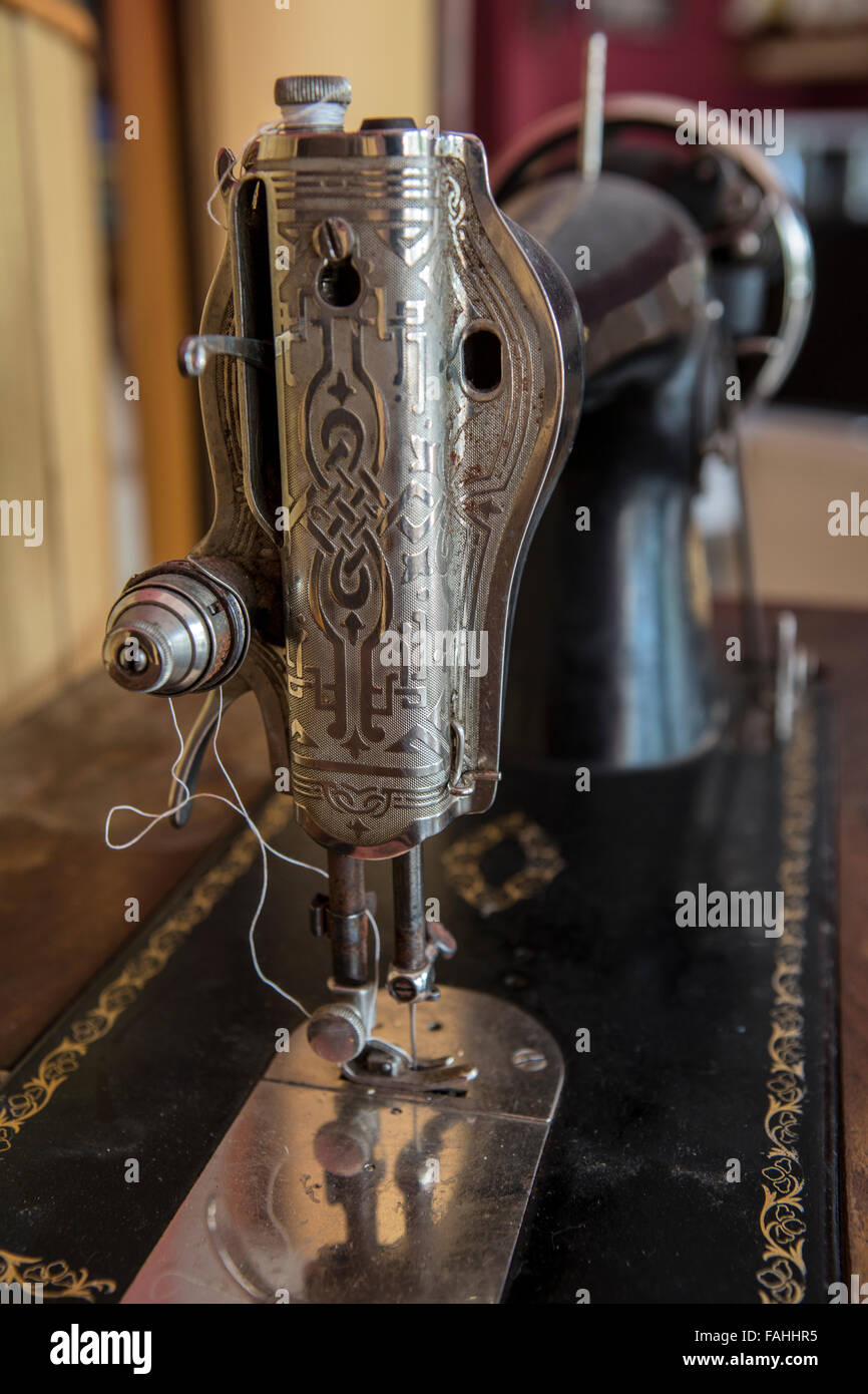 Old fashioned sewing machine hires stock photography and images Alamy