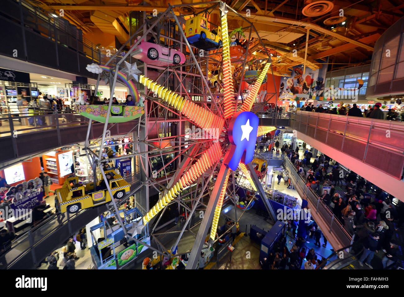 New York, USA. 30th Dec, 2015. Customers visit Toys"R"Us flagship store