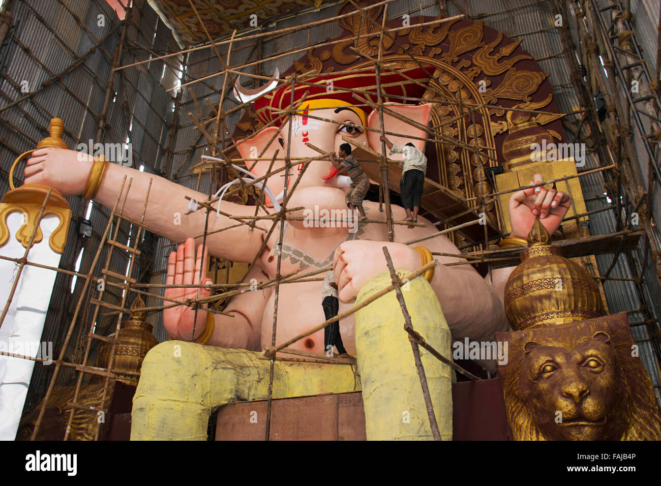 Artisans creating a huge Ganesh idol, Jai Malhar theme. Pune, India Stock Photo