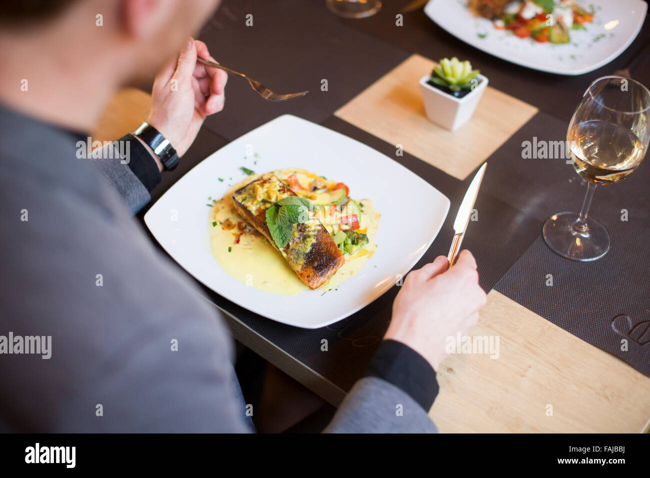 Man eating seafood restaurant hi-res stock photography and images - Alamy
