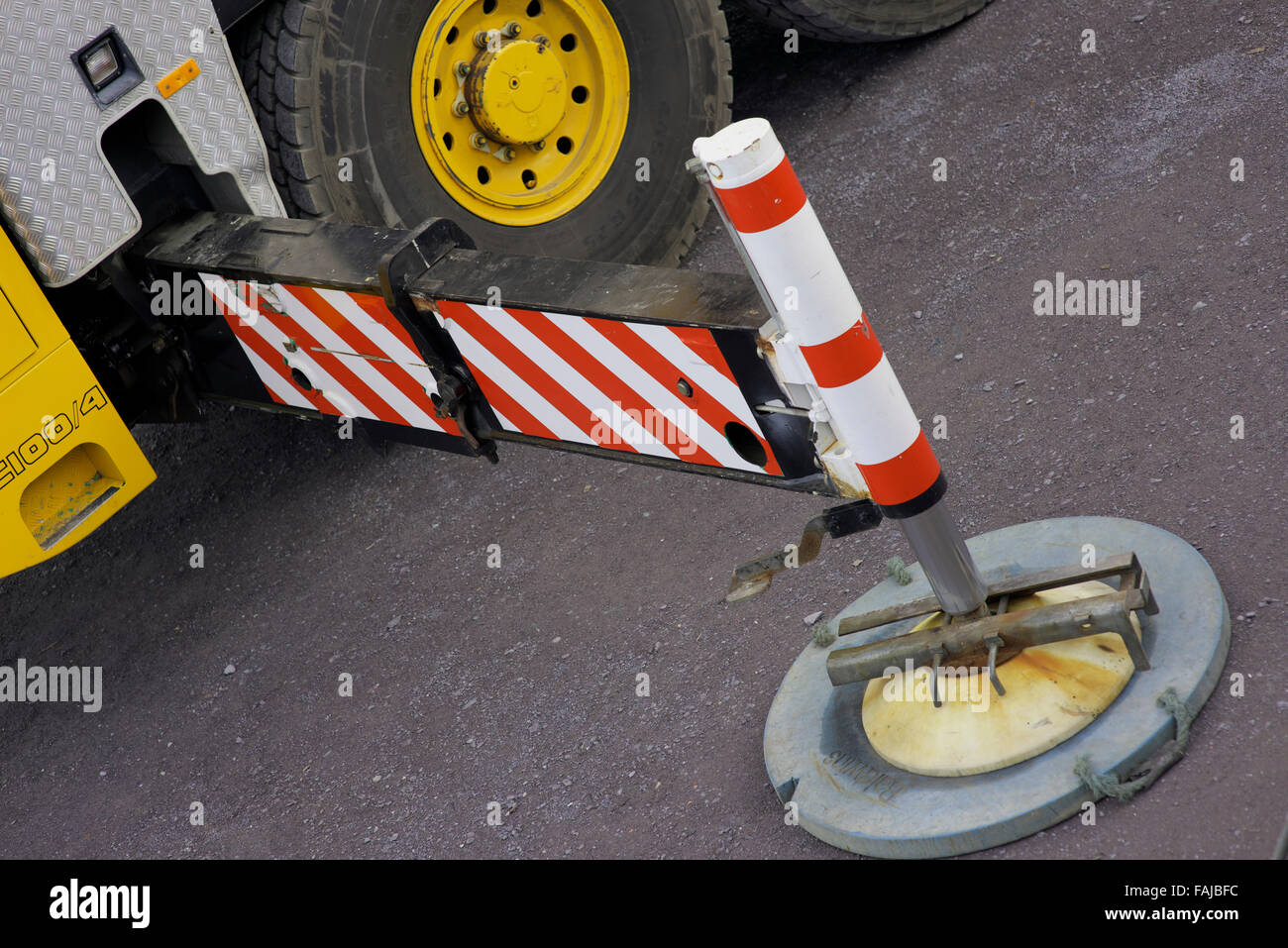 Crane outrigger and jack plate with jack pad to spread weight of mobile