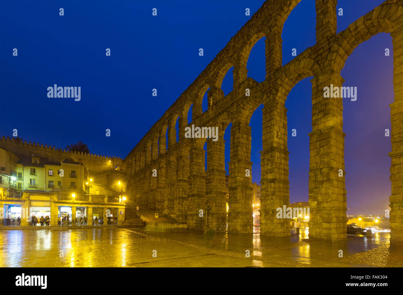 Night view of Roman Aqueduct of Segovia. Spain Stock Photo - Alamy