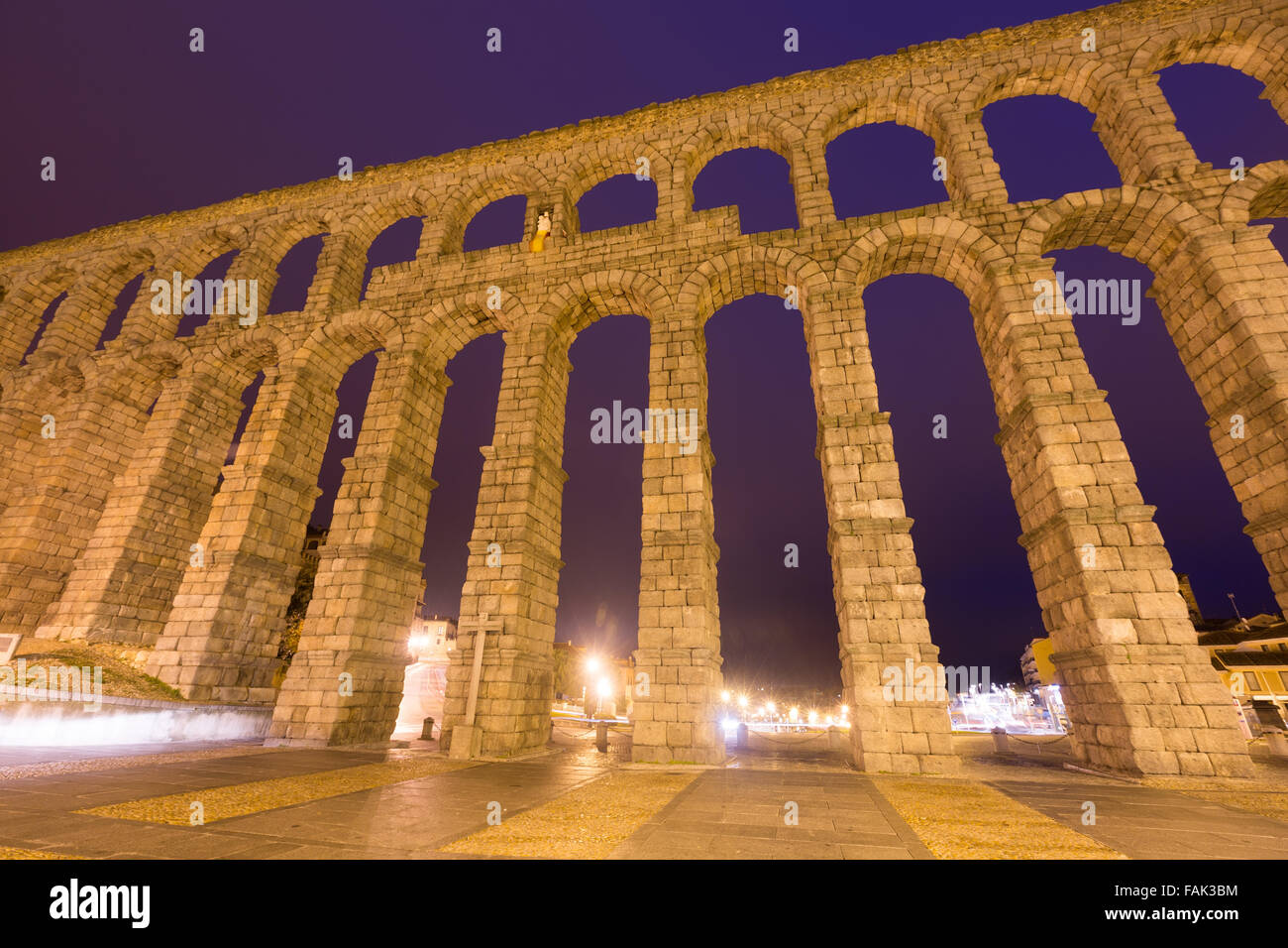 wide angle shot of Roman Aqueduct in night time. Segovia, Spain Stock ...