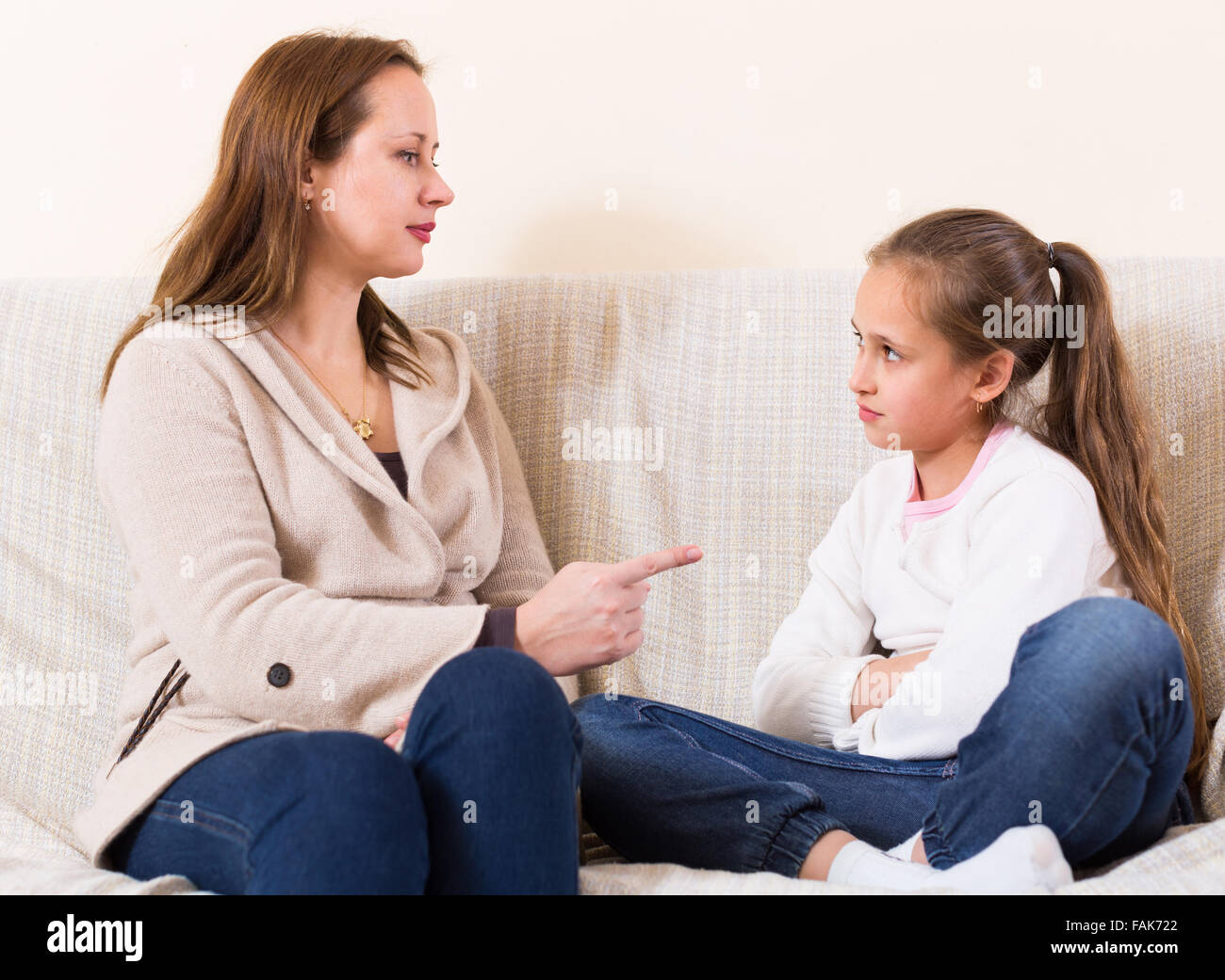 Неправильное воспитание детей. Мама ругает ребенка. Чрезмерный родительский контроль. Безразличие родителей к детям. Ребенок кричит.