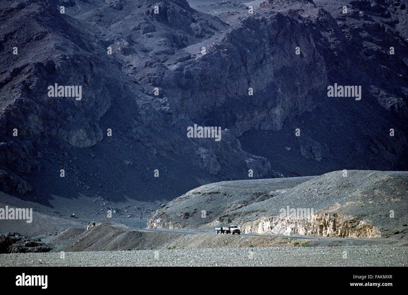Silk Road running through Turpan Desert, Mountains, Xinjiang Province, Northwest China Stock Photo