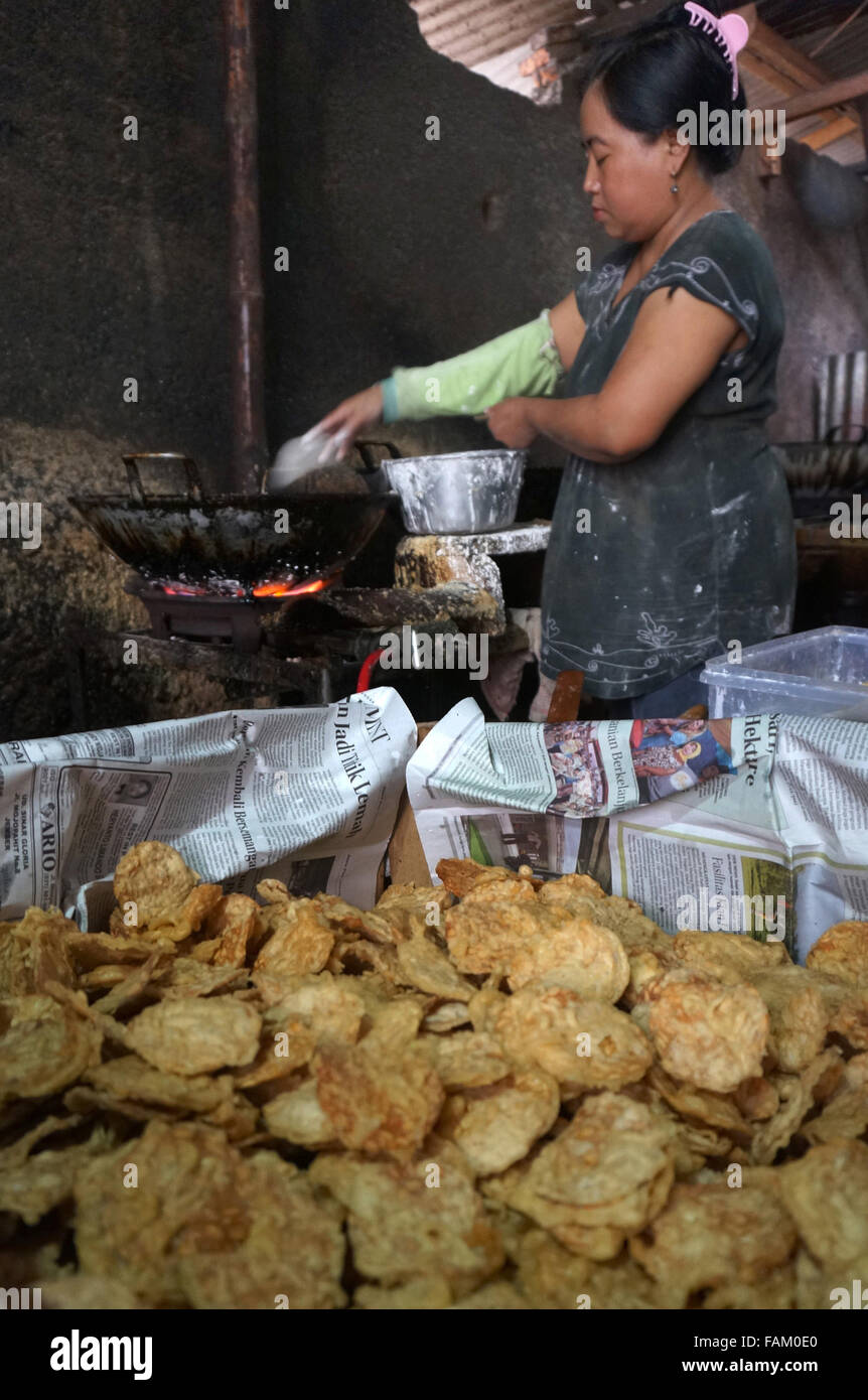 Pasuruan, Indonesia. 31st Dec, 2015. Workers fry tempeh, tempeh chips to be used, in the cottage industry, Sanan district, Malang, East Java, December 31, 2015. Areas of Sanan is the center of tempe and tempe snacks such as chips, for three packs sold with the price of Rp 10,000, with delivery area of Kalimantan, Sulawesi, Sumatra and Java. © Adhitya Hendra/Pacific Press/Alamy Live News Stock Photo