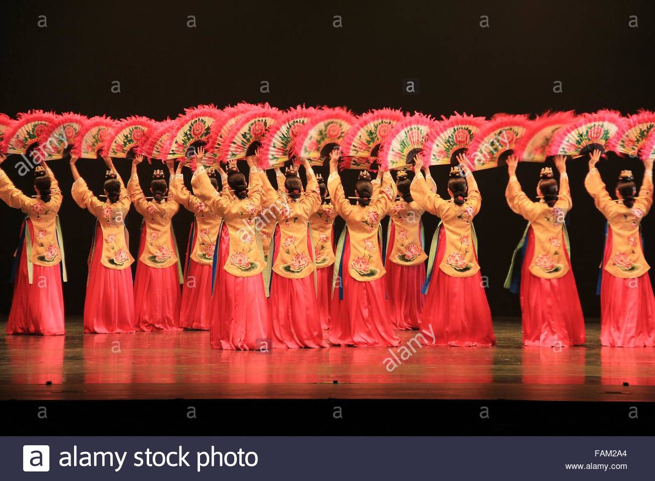 Korean Fan Dance Stock Photos & Korean Fan Dance Stock Images Alamy