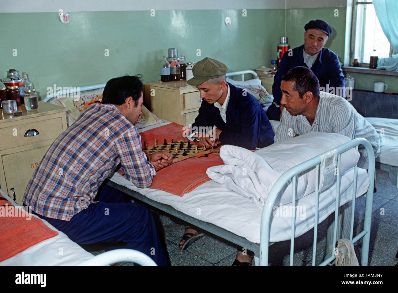 Uyghur hospital patients playing chess in Uyghur hospital, Urumqi, Xinjiang Province, Autonomous Region, China Stock Photo