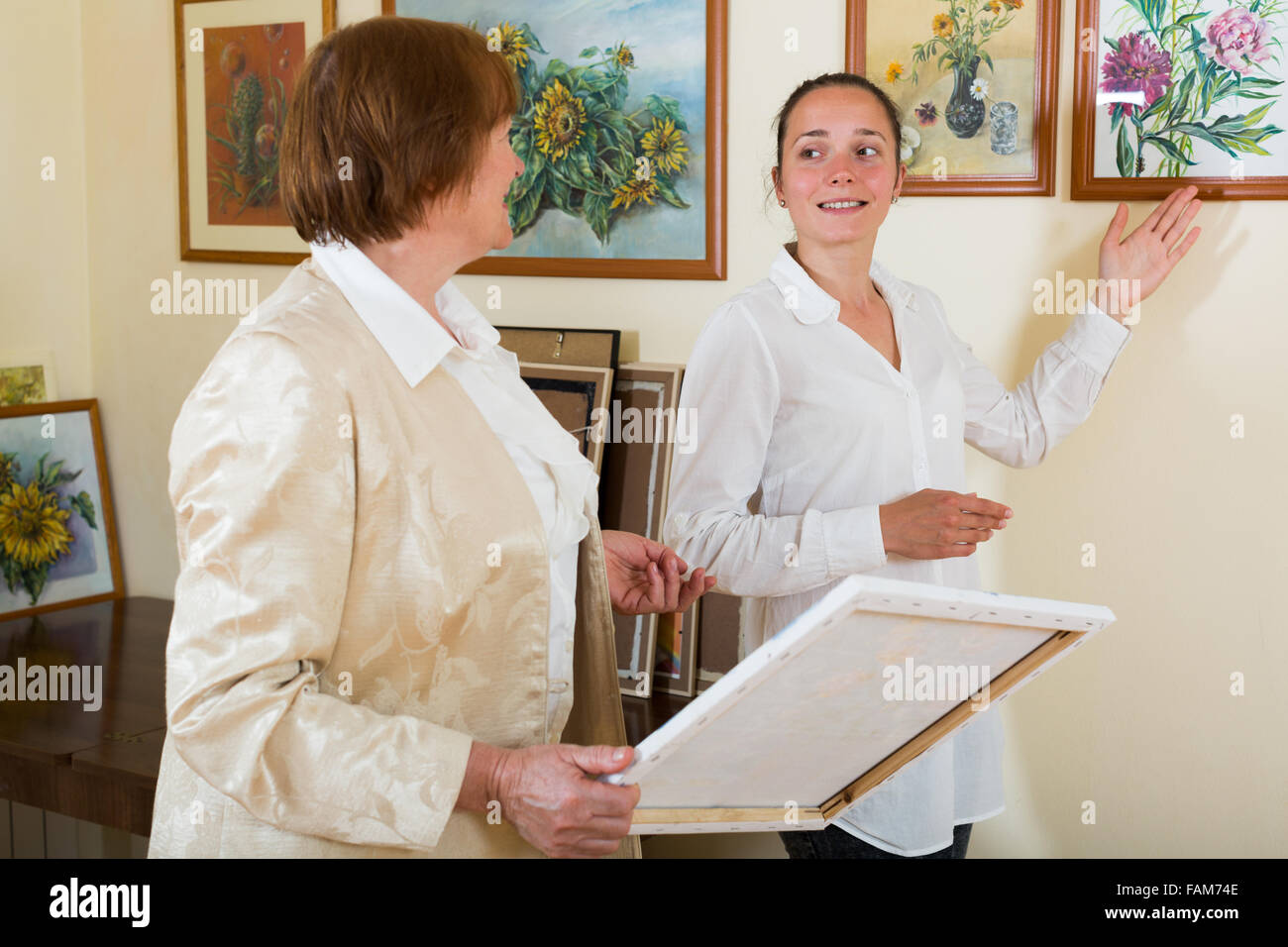 Women looking at painting hi-res stock photography and images - Alamy
