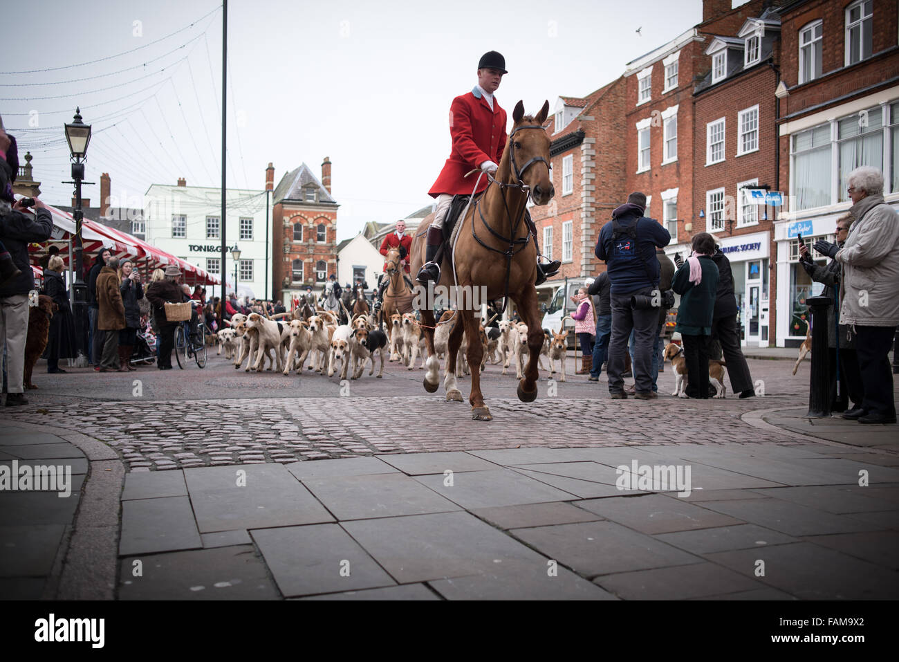 Newark-On-Trent, UK. 01st January, 2015. Large crowds turned out on new year's day morning for the annual South Notts hunt meeting. They gathered in Newarks market square before setting off in to the Nottinghamshire countryside. One lone protester with placard attended 'Laurence Goff'  he staged a peaceful protest . Credit:  Ian Francis/Alamy Live News Stock Photo