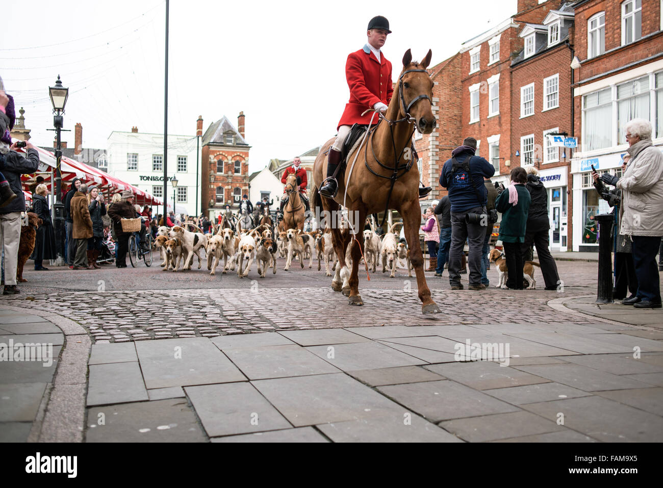 Newark-On-Trent, UK. 01st January, 2015. Large crowds turned out on new year's day morning for the annual South Notts hunt meeting. They gathered in Newarks market square before setting off in to the Nottinghamshire countryside. One lone protester with placard attended 'Laurence Goff'  he staged a peaceful protest . Credit:  Ian Francis/Alamy Live News Stock Photo
