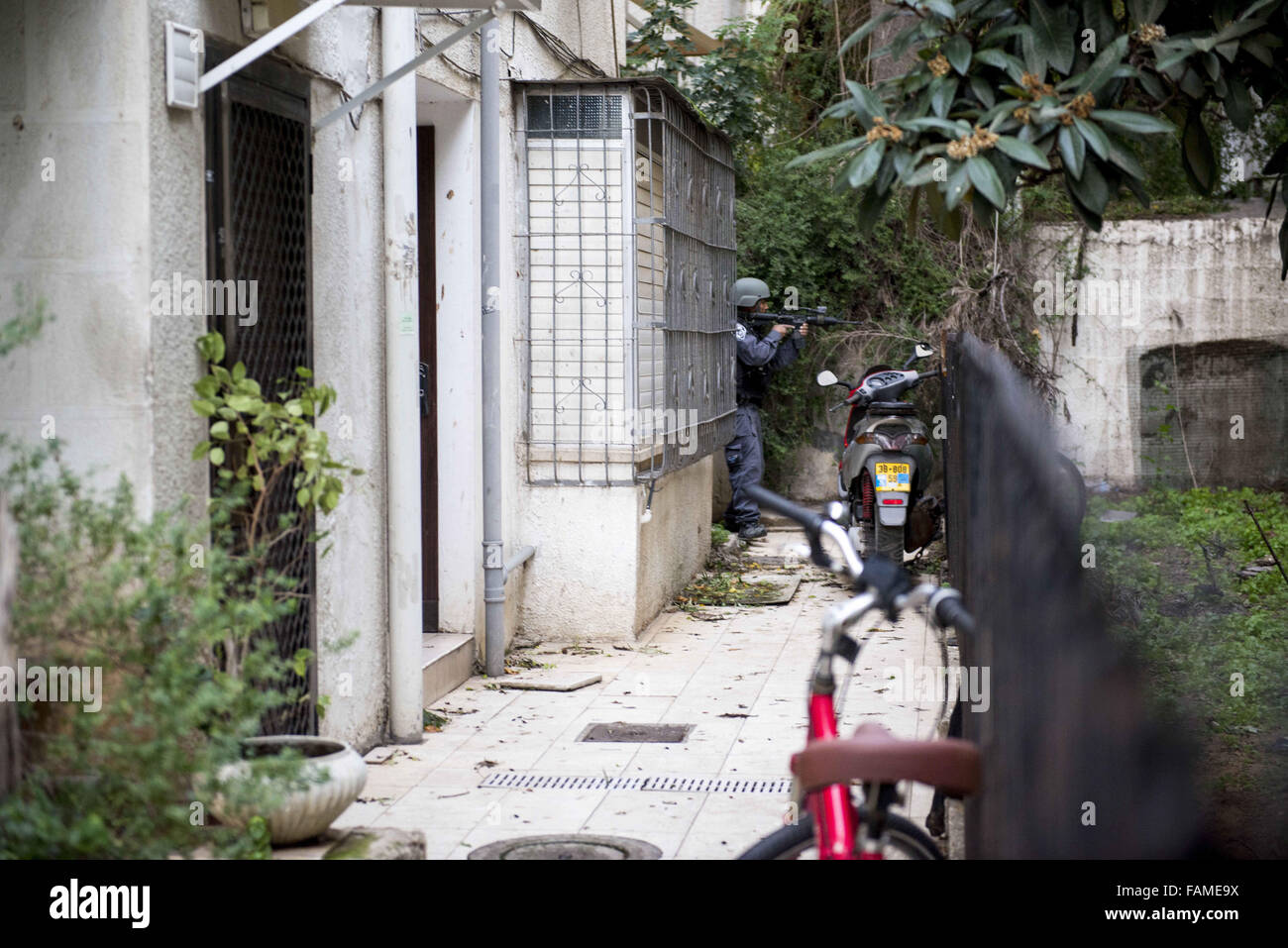 Tel Aviv, Israel, Israel. 1st Jan, 2016. Special forces looking for the attacker that shor Israeli civilians at a pub in central Tel Aviv. Several people were injured and two people were killed. Still not detremented if the attack was criminal or nationalist. © Danielle Shitrit/ZUMA Wire/Alamy Live News Stock Photo