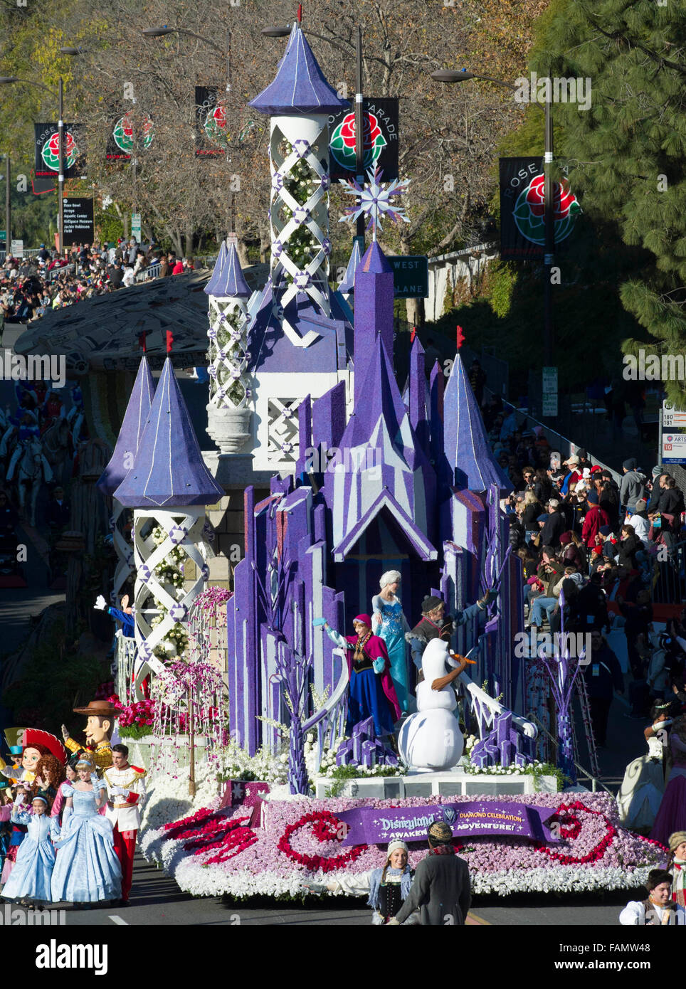 Los Angeles California Usa 1st Jan 16 A Float With A Theme Of Disney Movie Frozen Marches During The 127th Rose Parade On Colorado Boulevard In Pasadena California The United States On