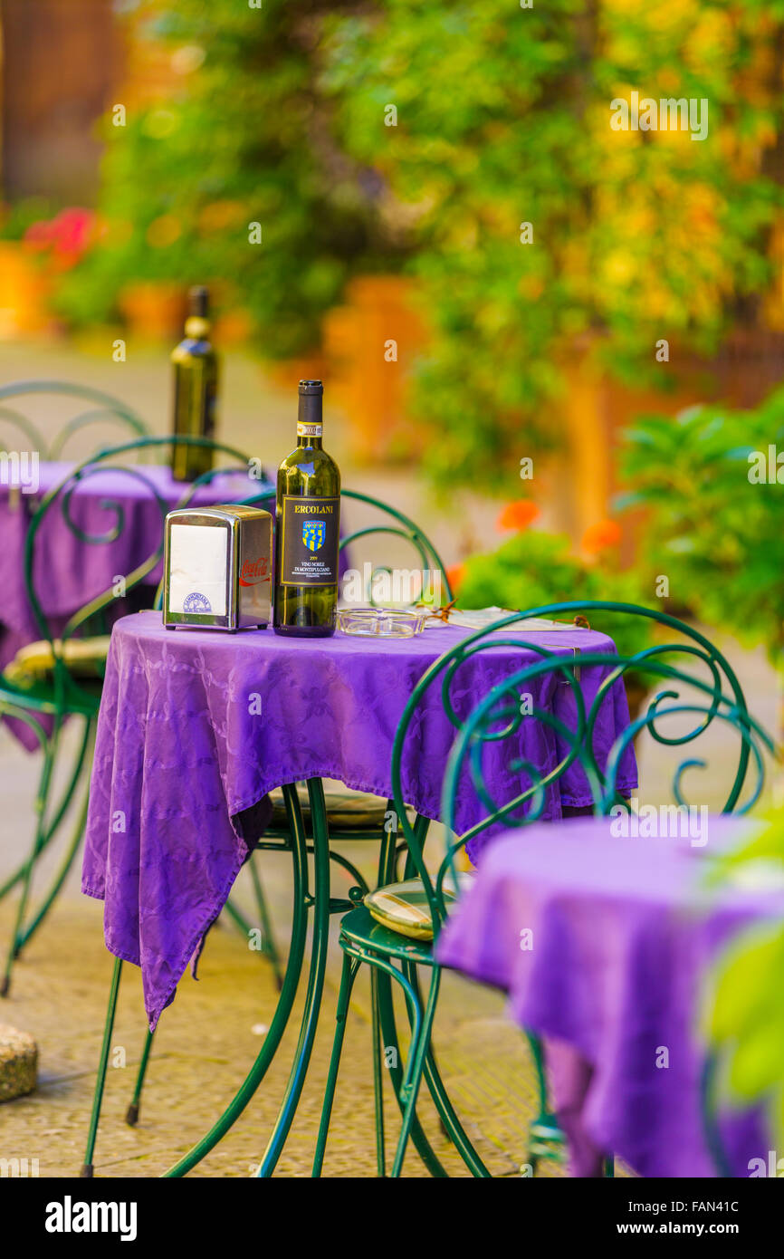 outdoor cafe in Pienza, Tuscany Stock Photo Alamy
