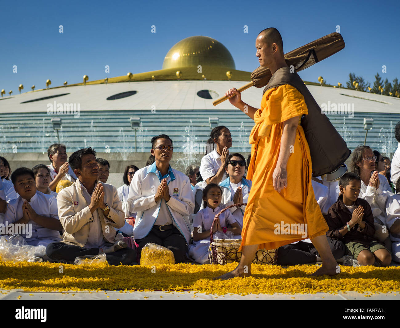Khlong Luang Pathum Thani Thailand 2nd Jan 16 Monks From The Stock Photo Alamy