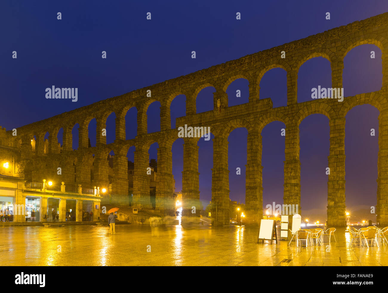 Ancient roman aqueduct in night segovia hi-res stock photography and ...