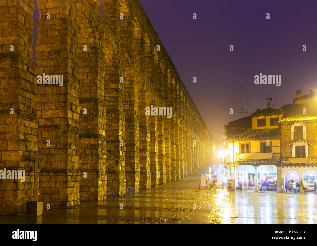 Night view of Old Roman Aqueduct of Segovia. Spain Stock Photo - Alamy