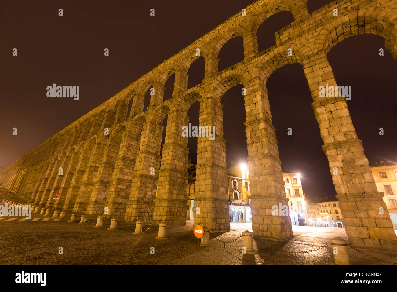 Night wide angle shot of Roman Aqueduct. Segovia, Spain Stock Photo - Alamy