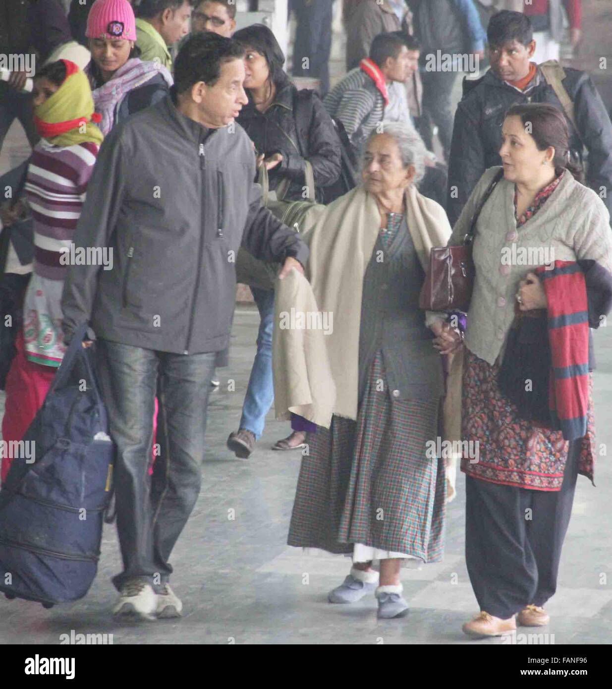 Allahabad, India. 02nd Jan, 2016. Passengers wear warm clothes to protect themselves from cold waves while waiting trains late arrival due to fog. Credit:  Amar Deep/Pacific Press/Alamy Live News Stock Photo