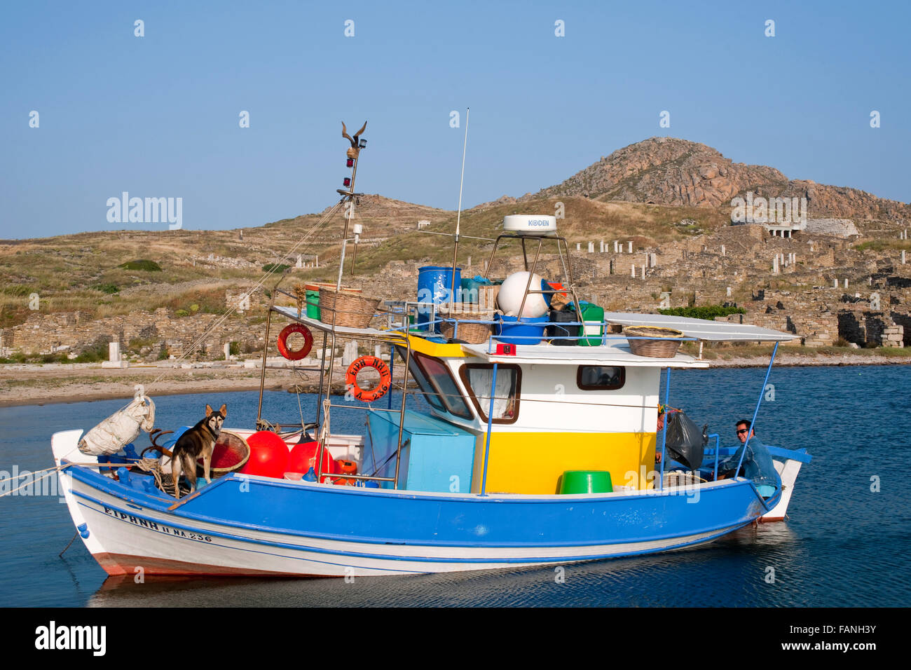 Griechenland, Kykladen, Mykonos, Delos, Fischerboot am Bootsanleger Stock Photo